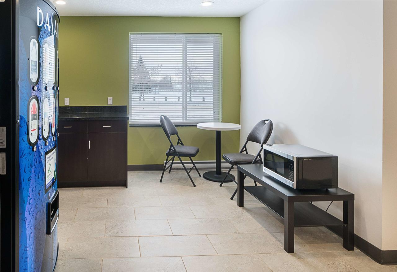 Studio 6-Bruderheim, Ab מראה חיצוני תמונה